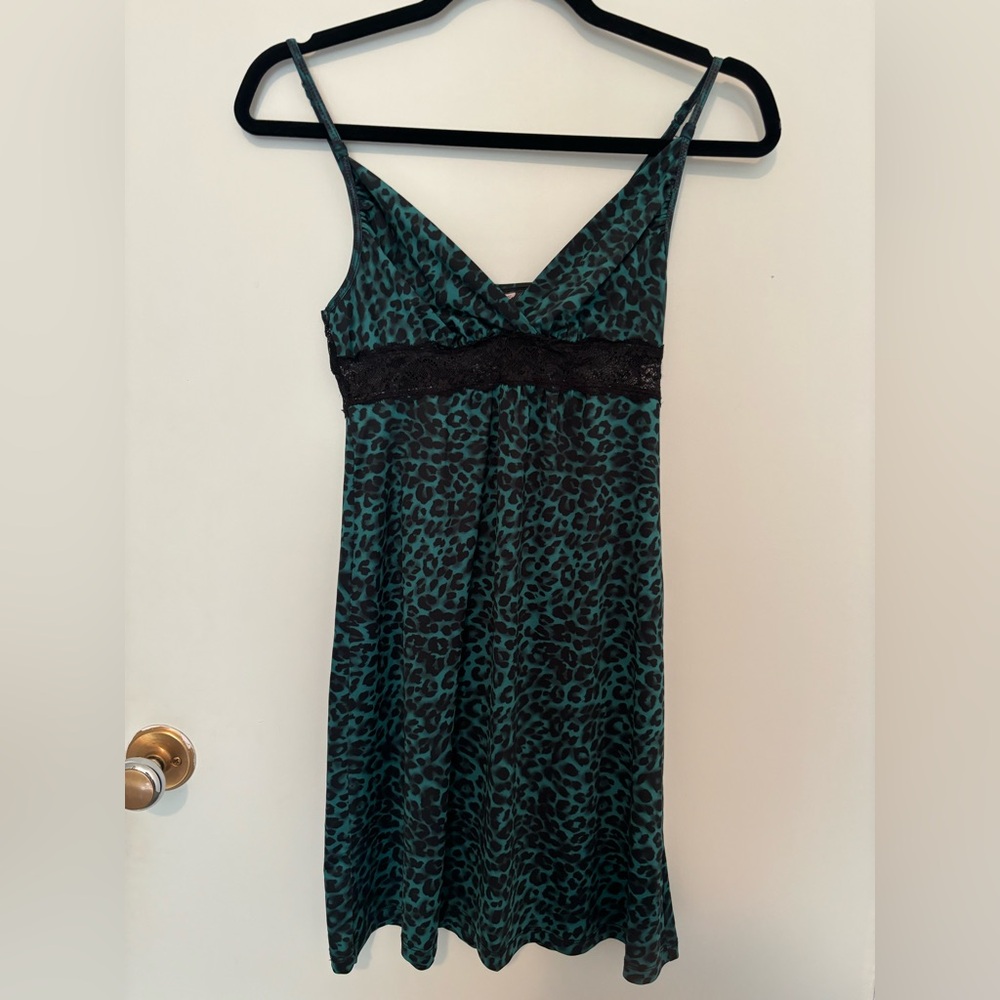 Women’s La vie en rose animal cheetah print emerald green nightgown size XS